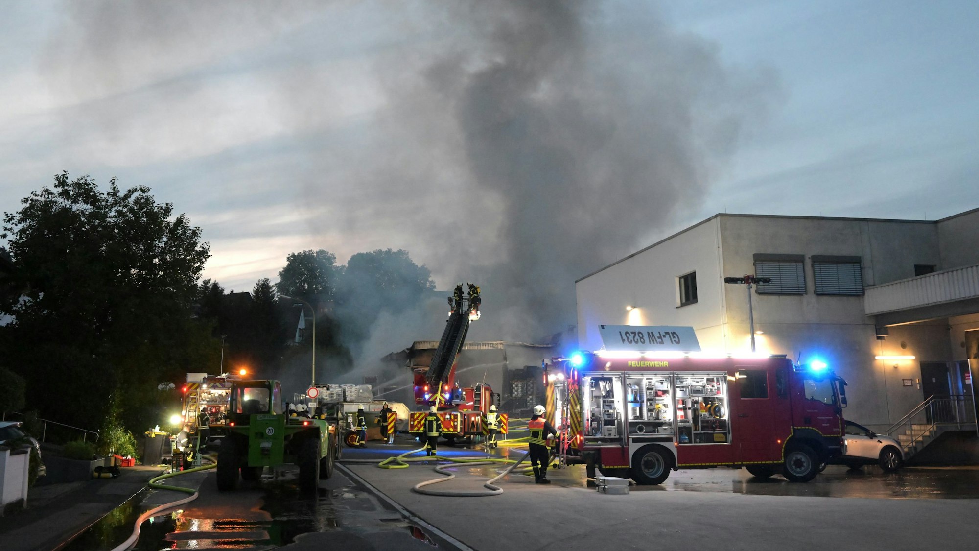 Einsatzkräfte der Feuerwehr Overath löschen am späten Montagabend den Brand bei „Hagebau“ in Overath.