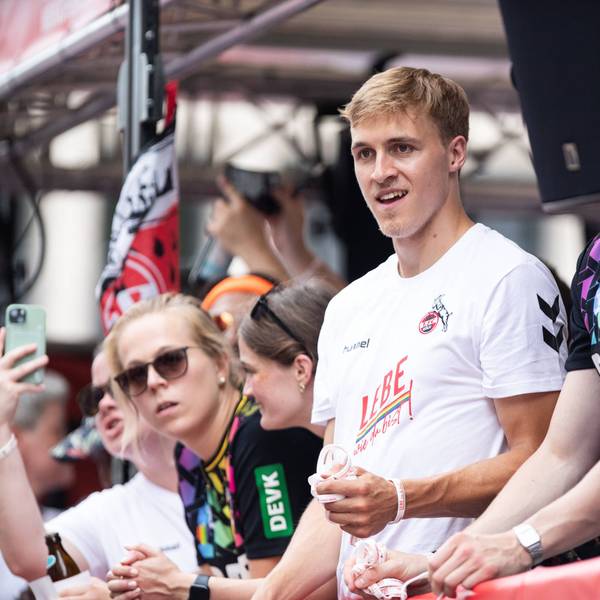 Timo Hübers hat Armbänder in der Hand.