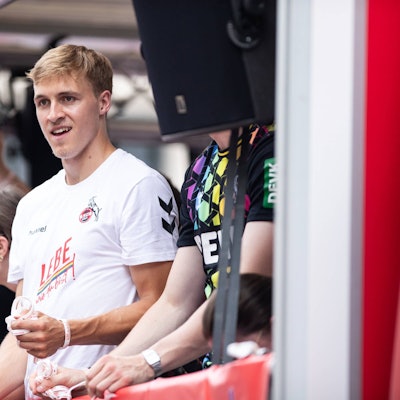 Timo Hübers hat Armbänder in der Hand.