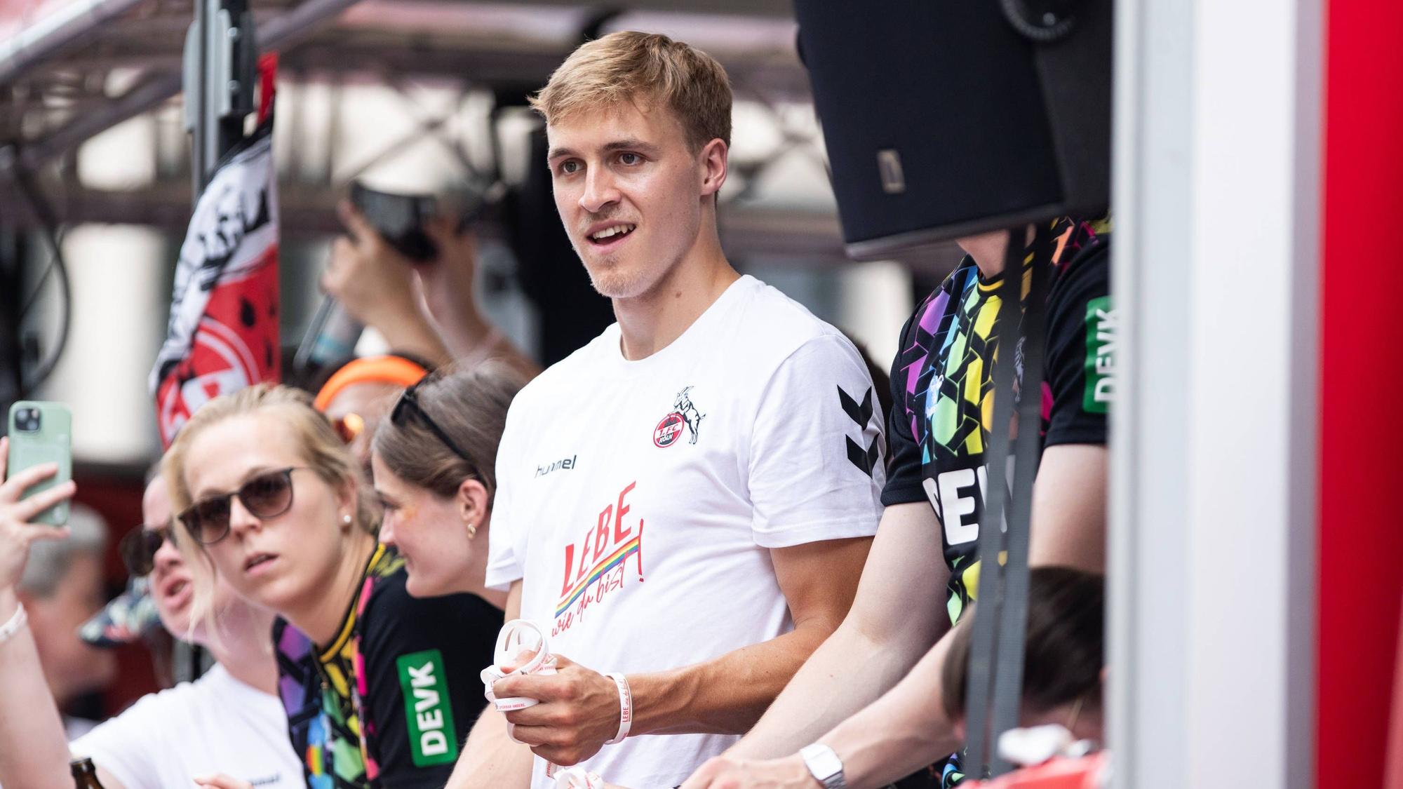 Timo Hübers hat Armbänder in der Hand.