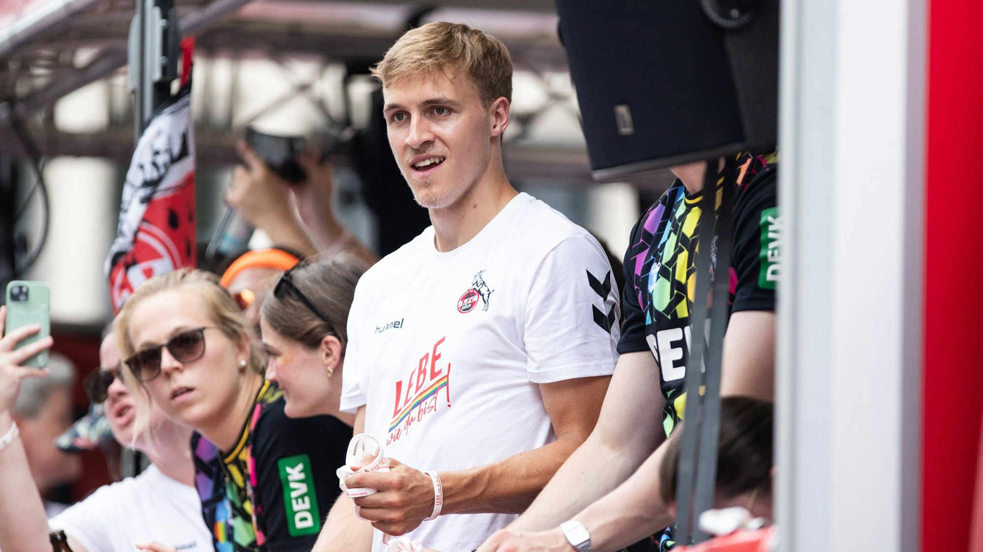Timo Hübers hat Armbänder in der Hand.
