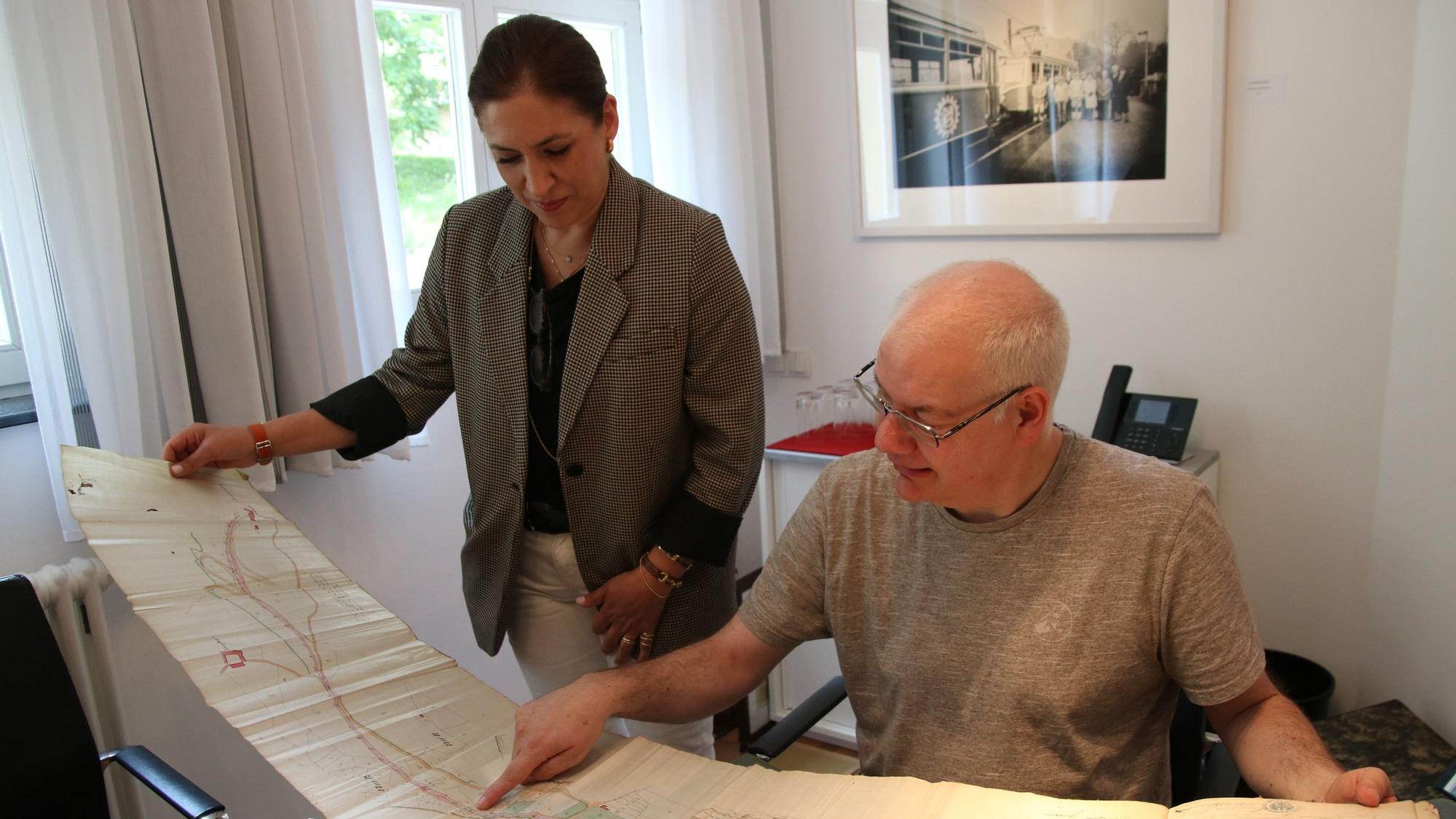 Historiker Ansgar Klein studiert alte Akten der Drachenfelsbahn.
