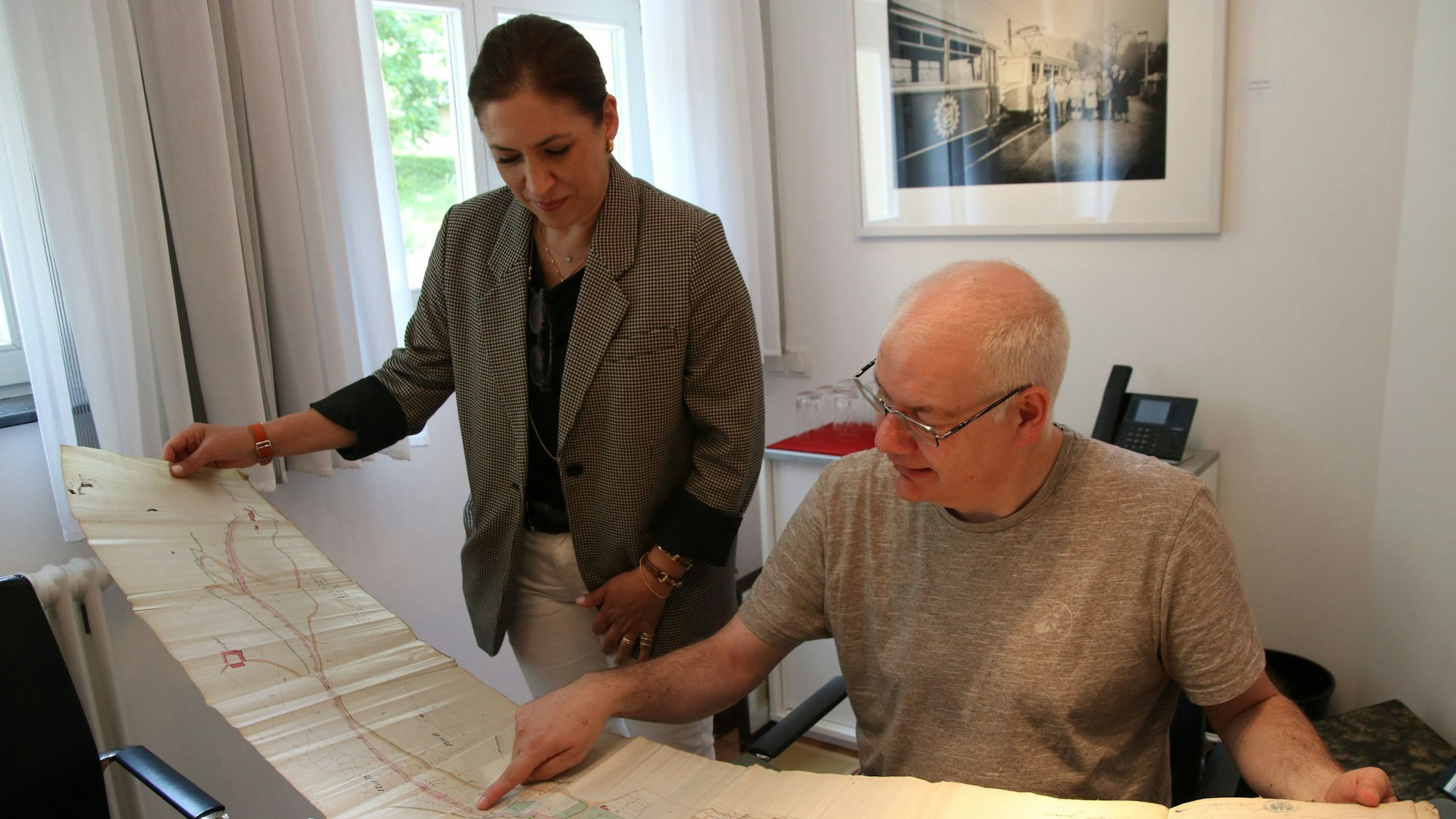 Historiker Ansgar Klein studiert alte Akten der Drachenfelsbahn.