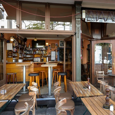 Ansicht des Restaurants „Dialog“ bei weit geöffneten Fenstern.