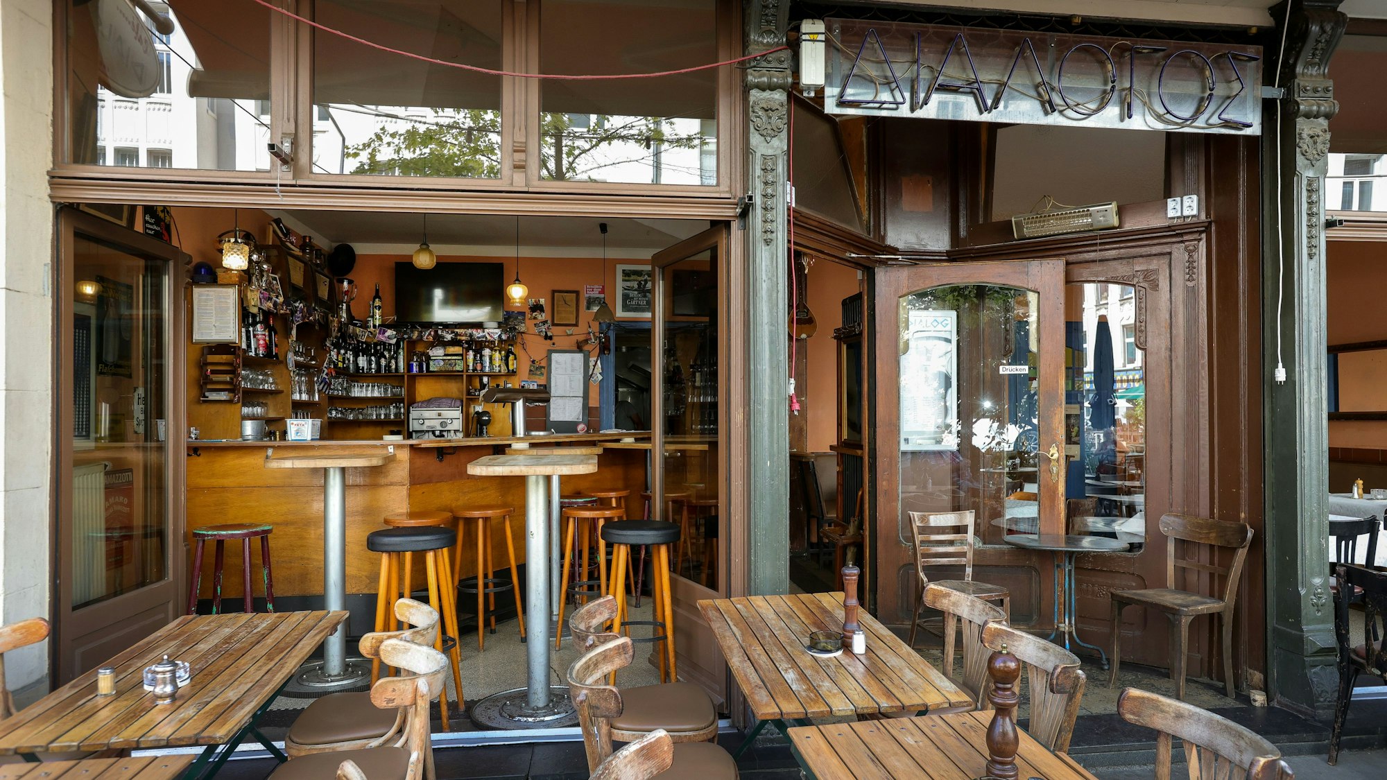 Ansicht des Restaurants „Dialog“ bei weit geöffneten Fenstern.