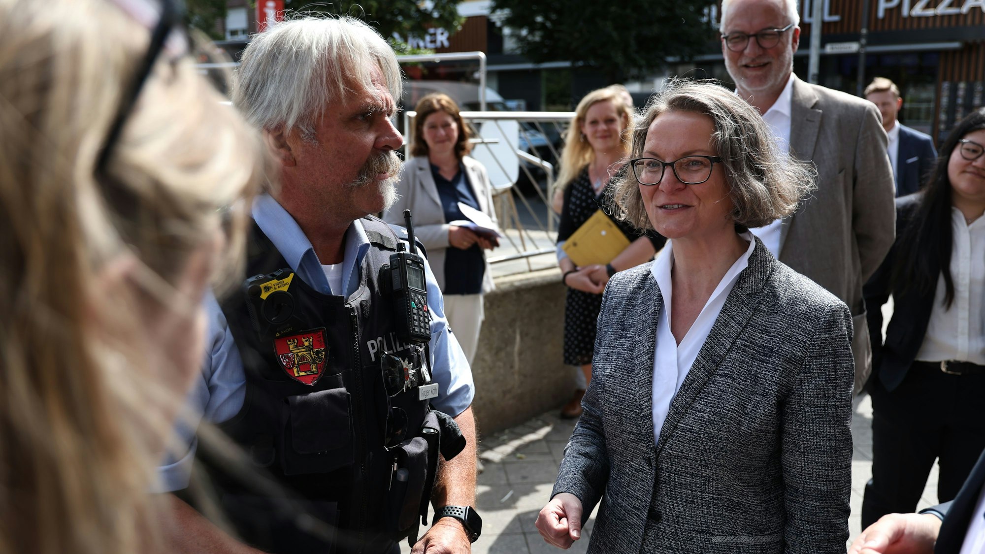 Die Ministerin im Gespräch mit dem Polizisten.