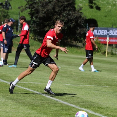 Abwehrspieler Timo Hübers hat neben seiner Karriere einen Masterstudiengang abgeschlossen. Der FC-Profi berät sich als Spieler selbst.
