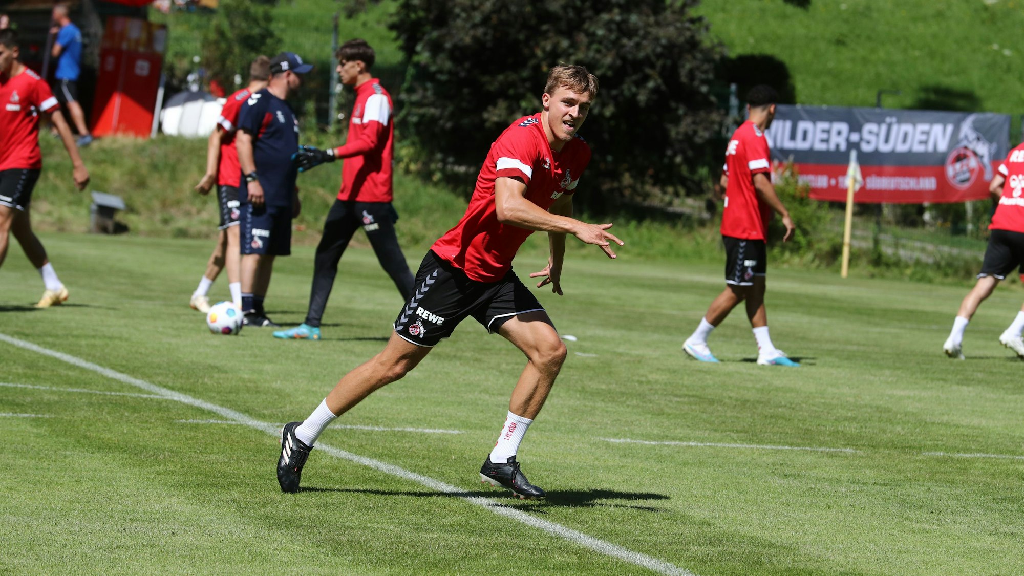 Abwehrspieler Timo Hübers hat neben seiner Karriere einen Masterstudiengang abgeschlossen. Der FC-Profi berät sich als Spieler selbst.