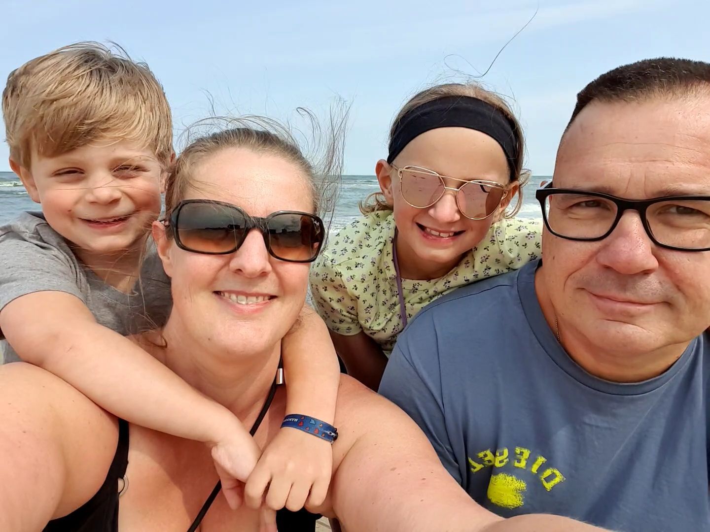 Familie der krebskranken Lara am Strand