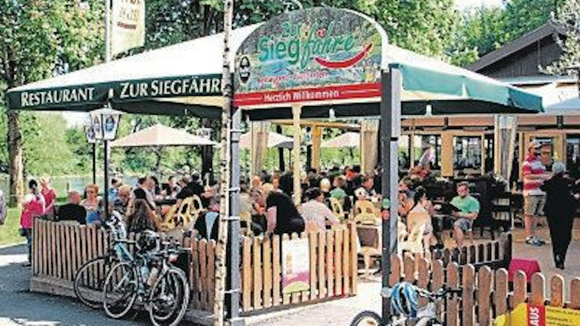 Menschen sitzen in einem Biergarten.
