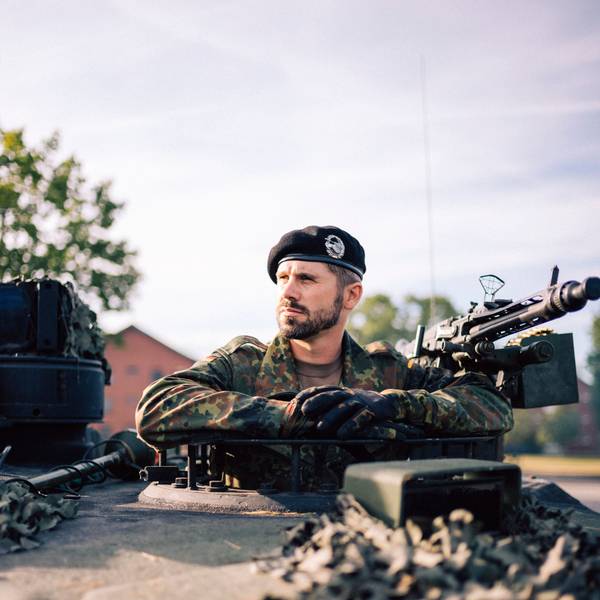 Thore Schölermann schaut aus einem Panzer, er trägt eine Uniform der Bundeswehr.