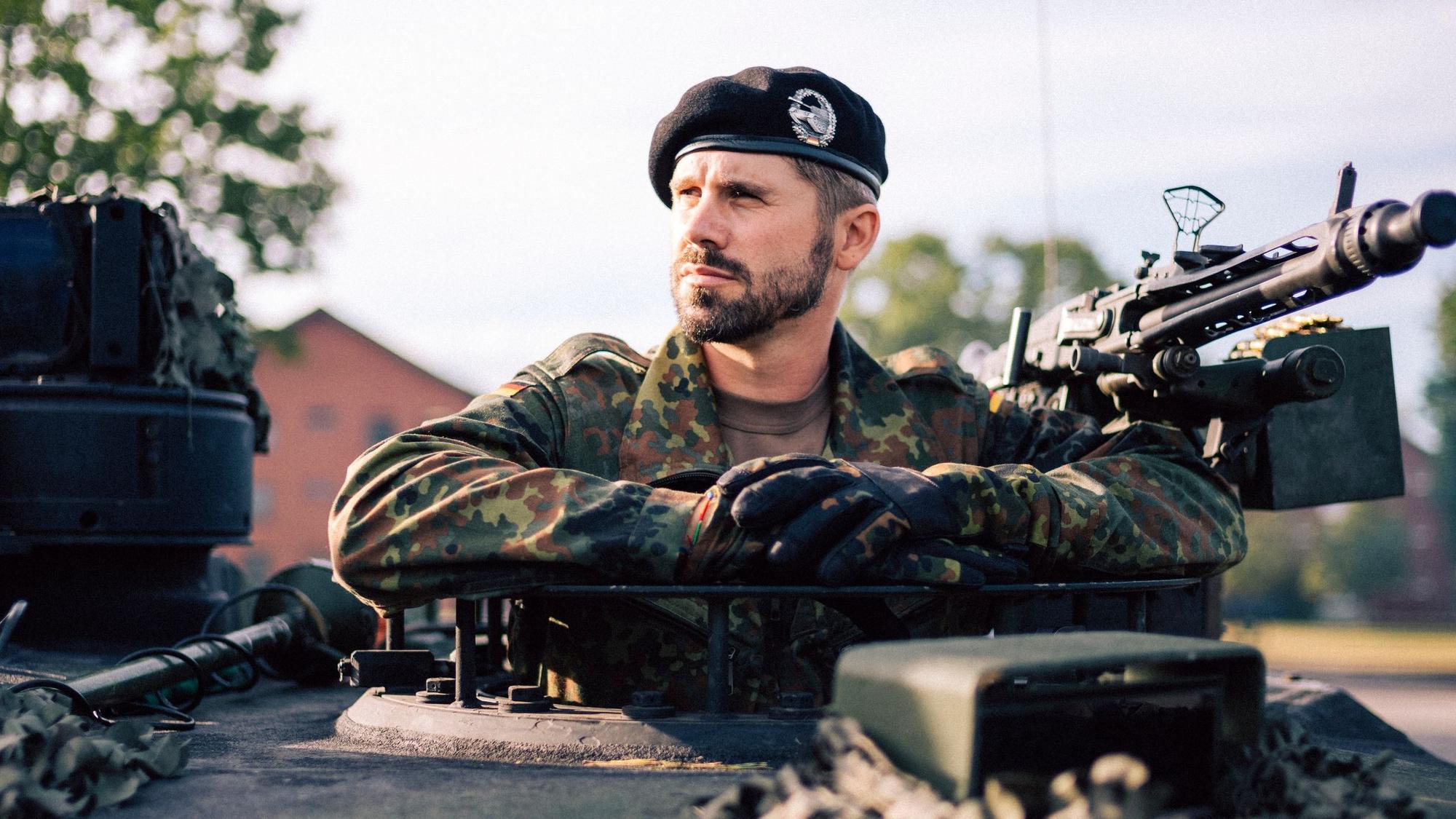 Thore Schölermann schaut aus einem Panzer, er trägt eine Uniform der Bundeswehr.