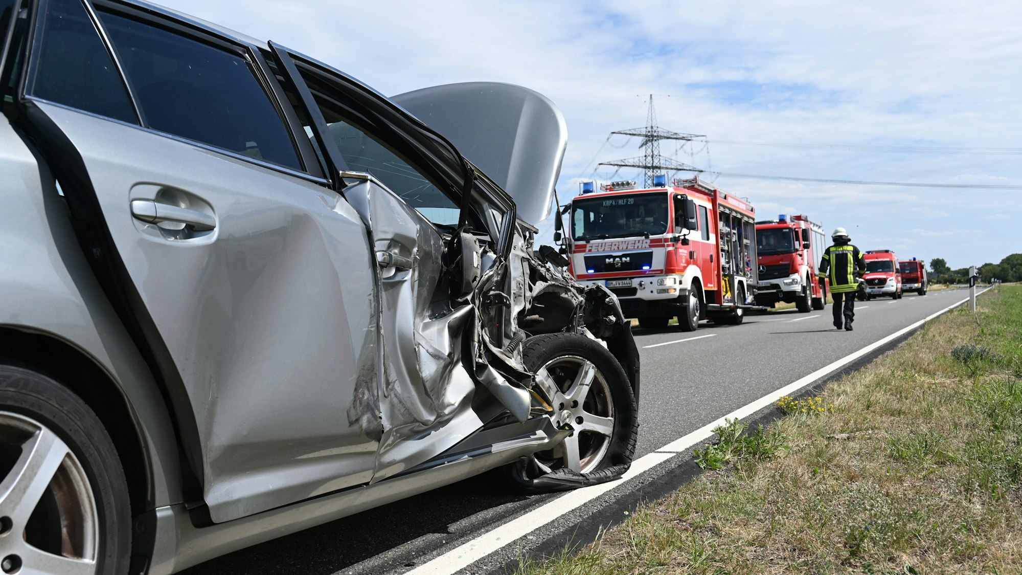 Das Foto zeigt einen verbeulten Pkw am Straßenrand