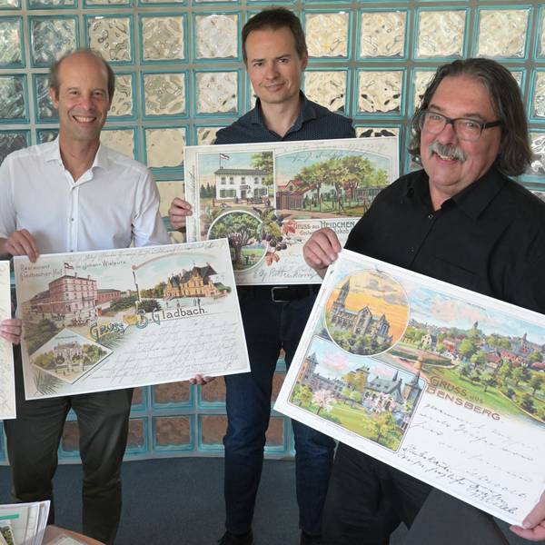 Peter Lückerath, Hans Martin Heider, Thomas Schwabach und Michael Werling (v.l.) zeigen alte Ansichtskarten von Bergisch Gladbach, die in einem Buch veröffentlicht werden sollen.