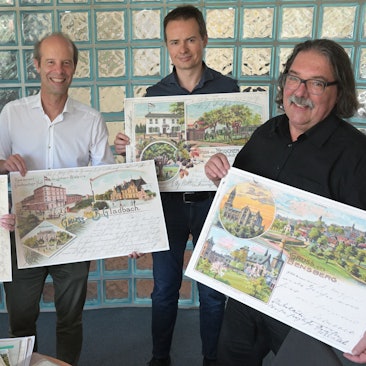 Peter Lückerath, Hans Martin Heider, Thomas Schwabach und Michael Werling (v.l.) zeigen alte Ansichtskarten von Bergisch Gladbach, die in einem Buch veröffentlicht werden sollen.