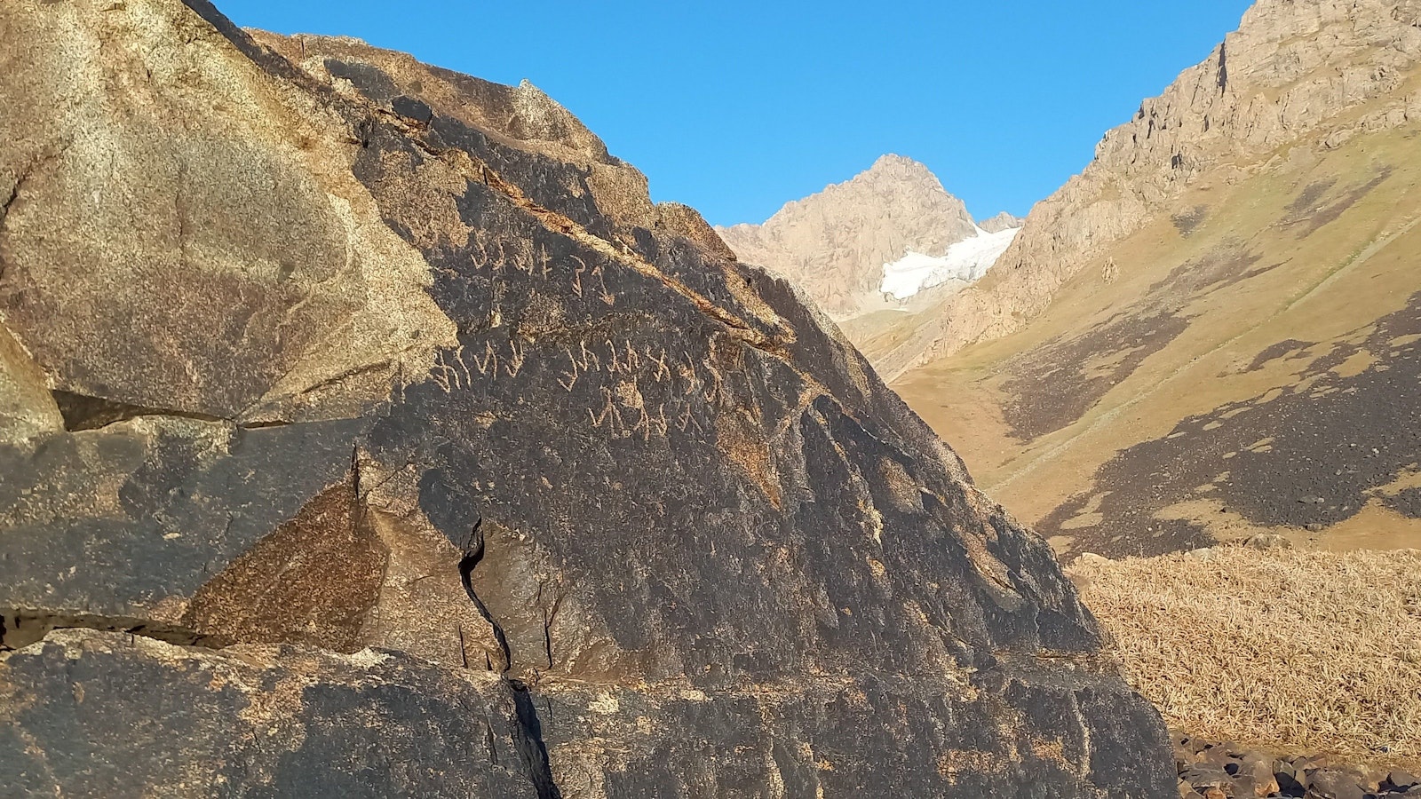 Kuschana-Schrift in der Almosi-Schlucht in Tadschikistan