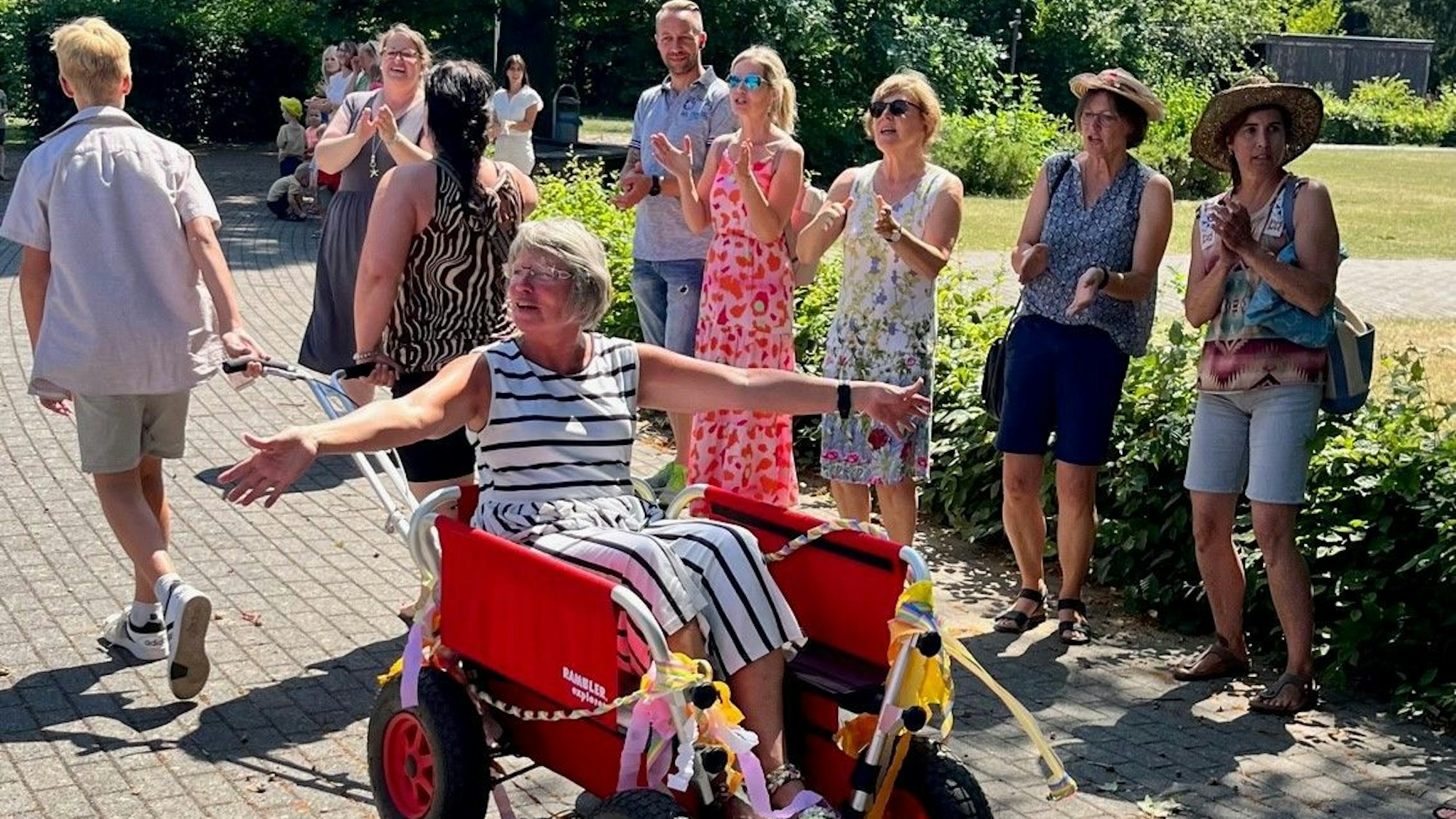 In einem Prinzessinnenwagen wurde sie durch ein Spalier von Kolleginnen und Eltern gezogen