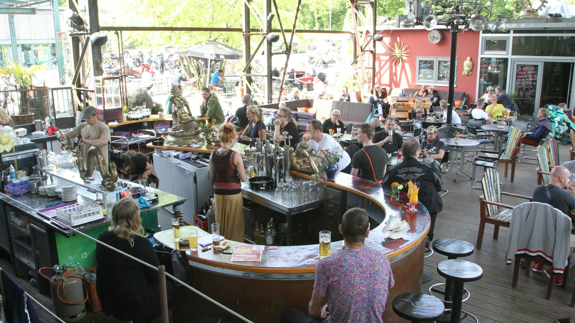 Menschen sitzen in einem Biergarten.