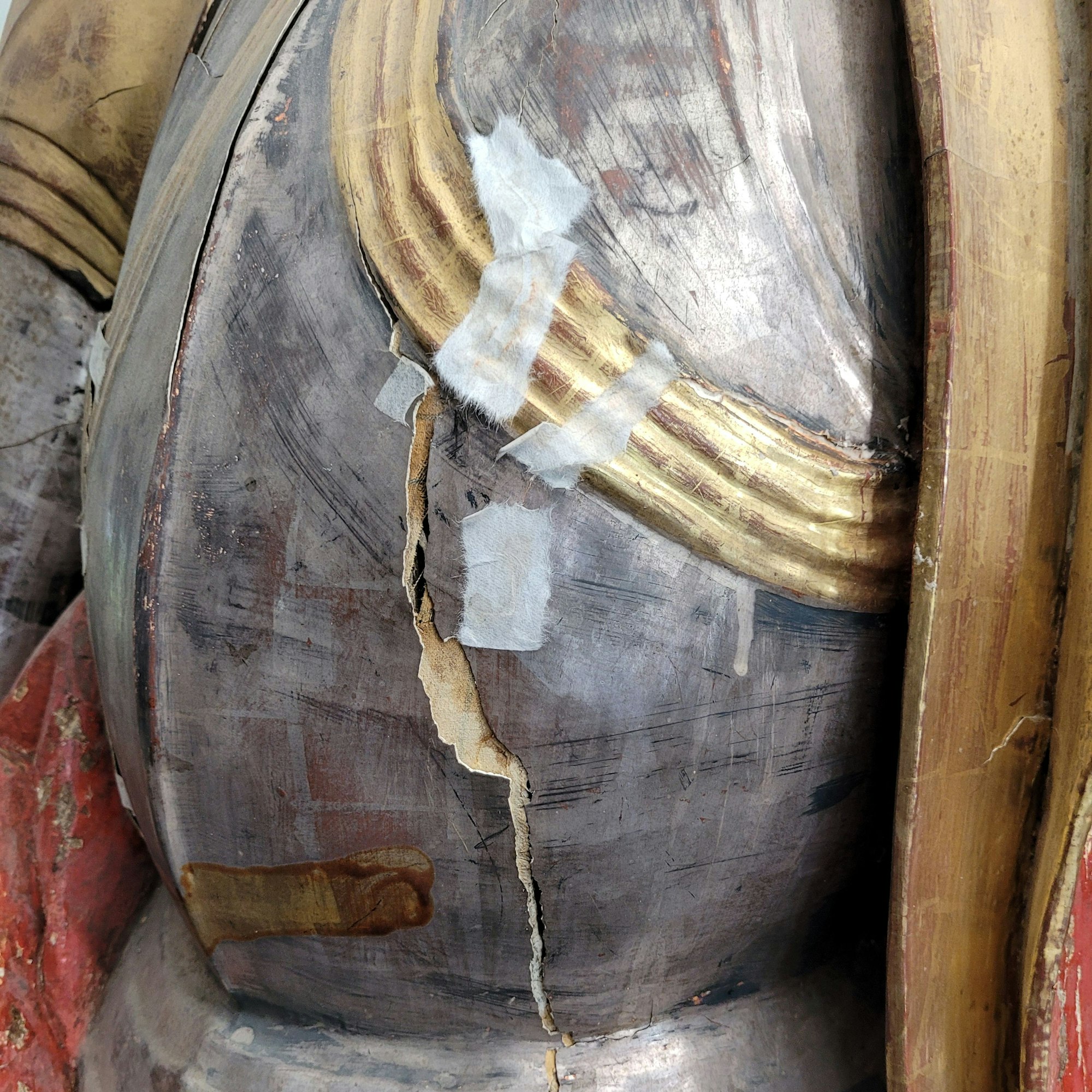 Eine Nahaufnahme zeigt einen langen Riss an einer Skulptur.