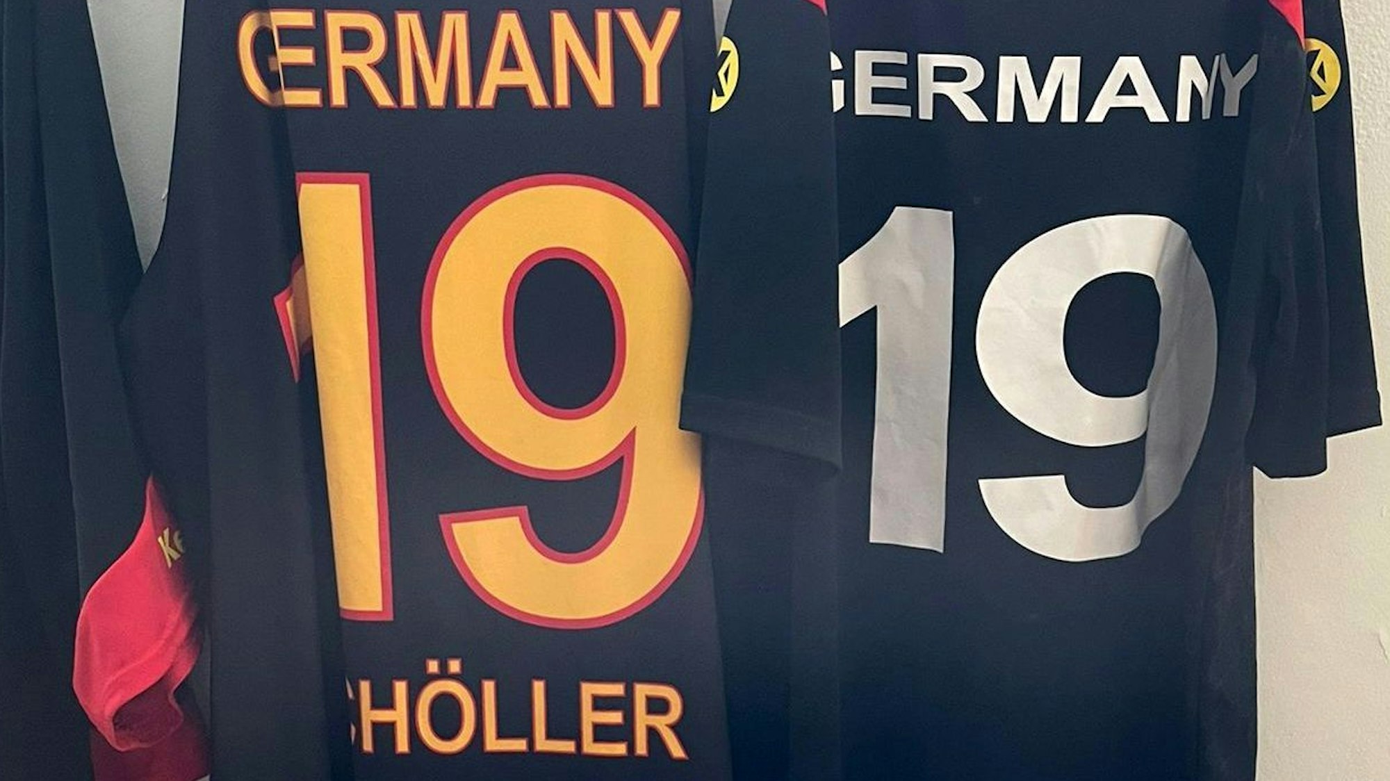 Zwei Trikots mit der Nummer 19 hängen am Kleiderhaken. Sie gehören Simon Schöller.