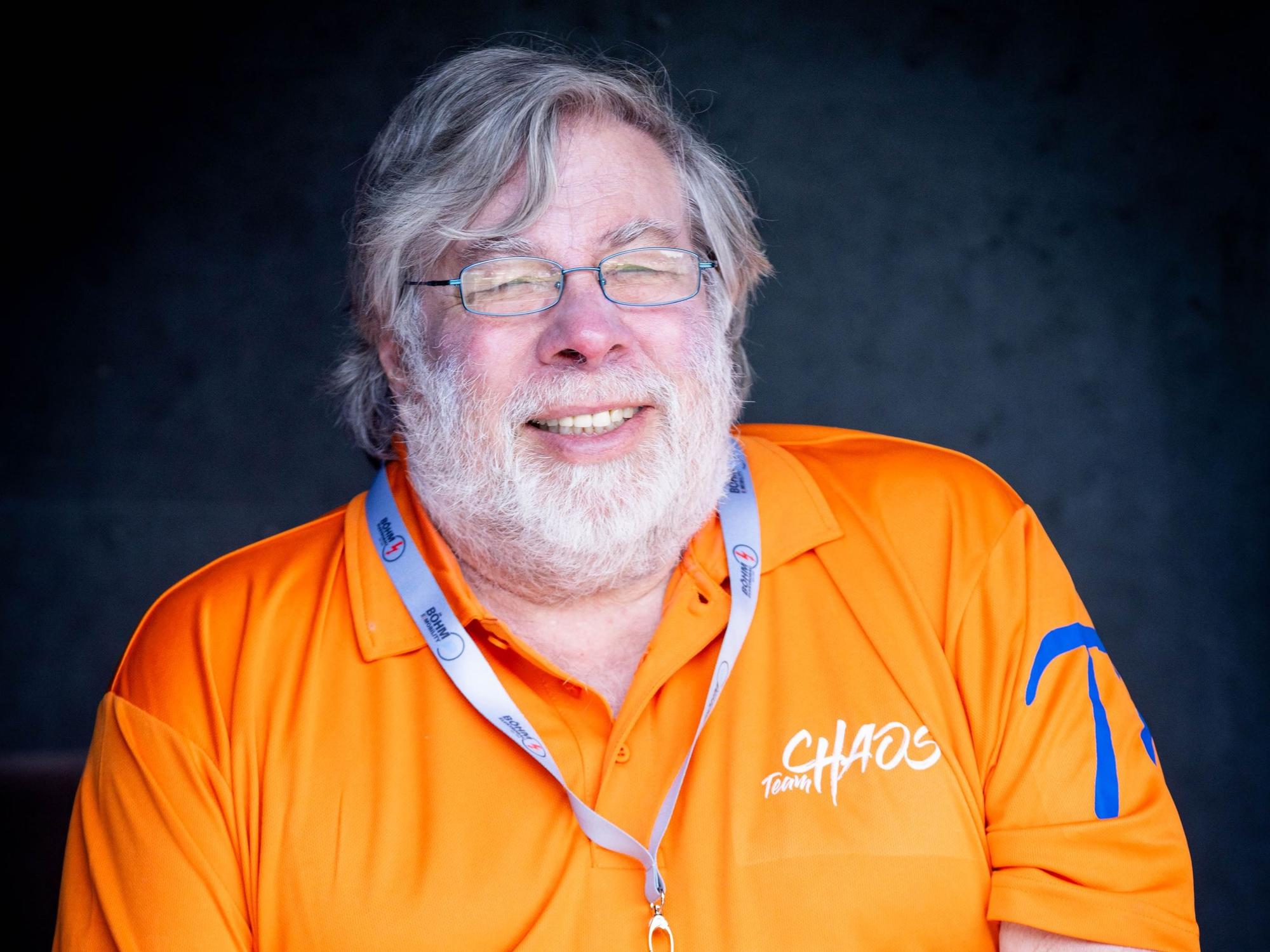 Apple-Mitgründer Steve Wozniak beobachtet das Eröffnungsspiel von seinem Caravan heraus.