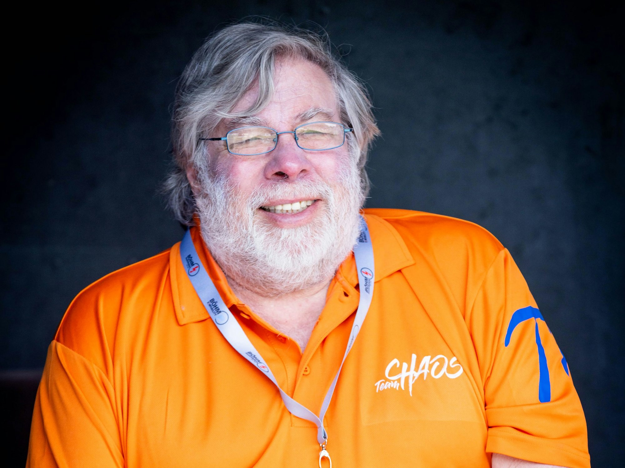 Apple-Mitgründer Steve Wozniak beobachtet das Eröffnungsspiel von seinem Caravan heraus.