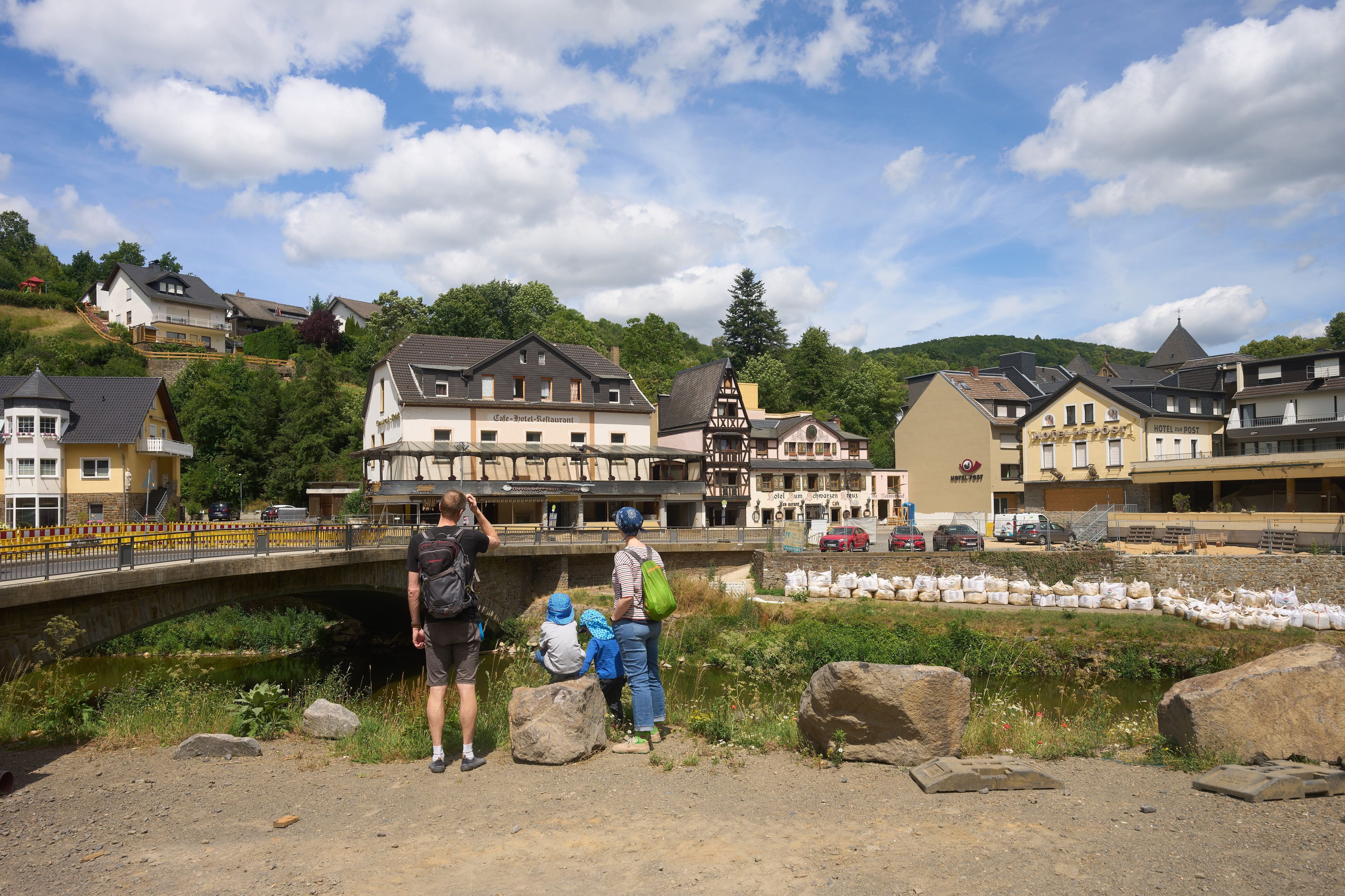 Eine Touristenfamilie steht an einer Brücke über den Fluss Ahr. Zwei Jahre nach der Flutkatastrophe an der Ahr wird bei zahlreichen Gedenkveranstaltungen an die Opfer und Betroffenen erinnert.