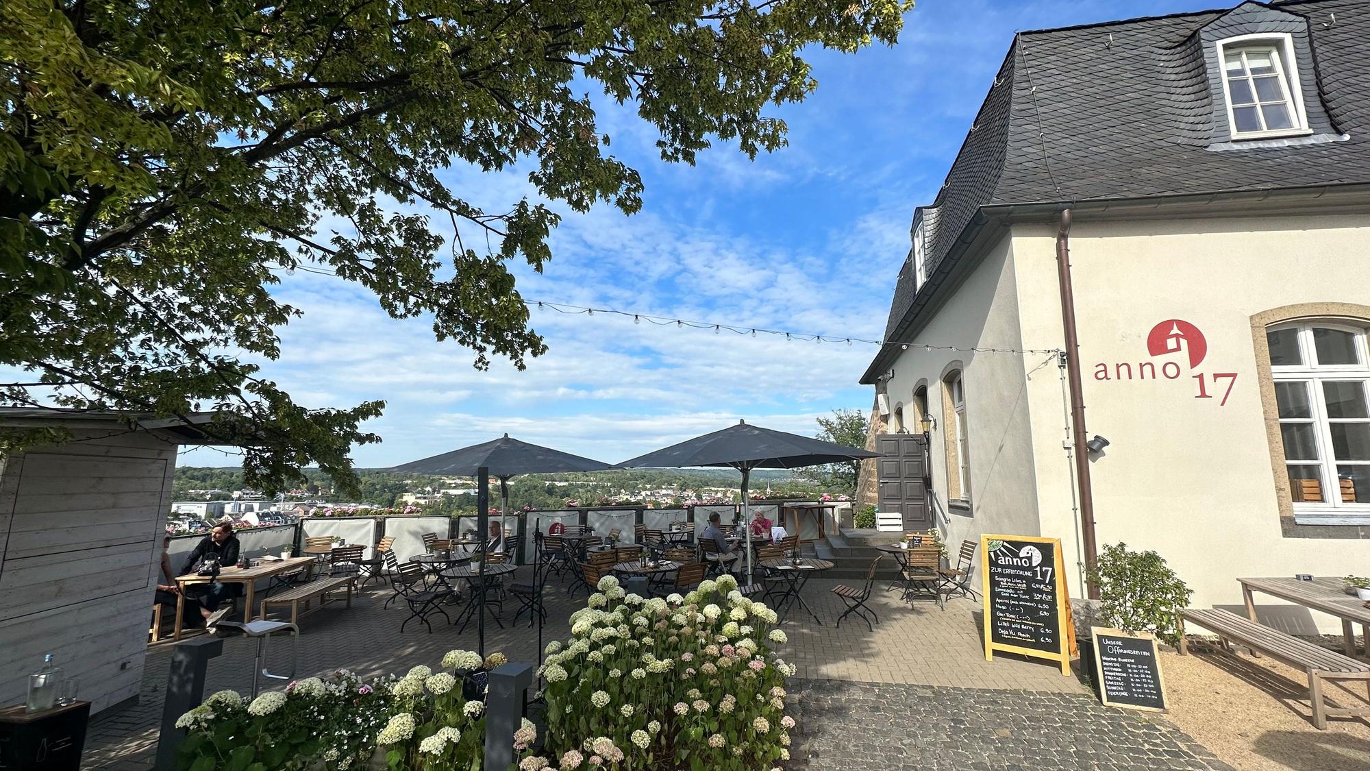 Hinter einem Restaurant liegt eine Terrasse mit toller Aussicht.