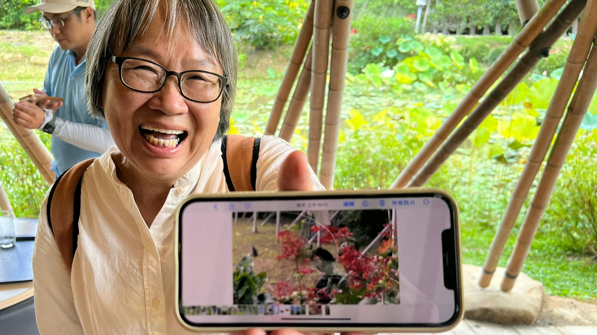 Am Paper Dome in Puli Township zeigt eine Frau plötzlich auf ihrem Smartphone ein Foto von dem blühenden Baum, den der Benrother Udo Adolphs dort vor vier Jahren gepflanzt hat - ein sehr emotionaler Moment sei das gewesen, sagt der 70-Jährige.