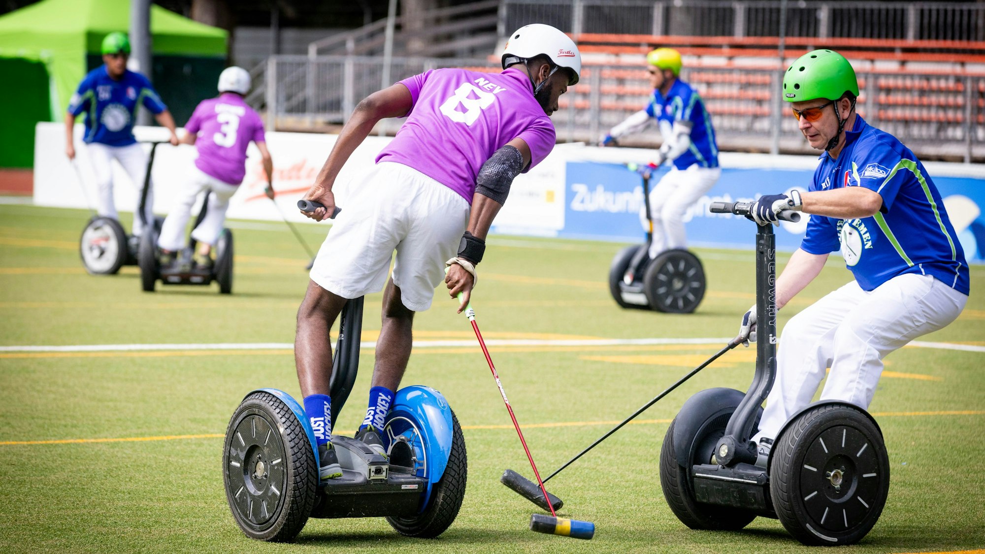Die „Funky Move Turtles“ und die „Balve Cavemen“ liefern sich ein großes Duell beim Eröffnungsspiel im Sportpark Müngersdorf
