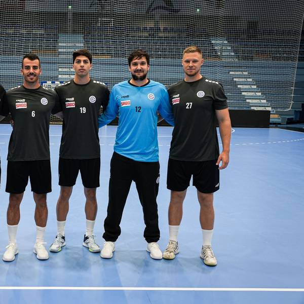 Beim Trainingsauftakt des VfL Gummersbach: VfL-Trainer Gudjon Valur Sigurdsson mit den Neuzugängen Milos Vujovic, Giorgi Tskhovrebadze, Daniel Rebmann und Kristjan Horzen.