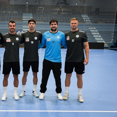 Beim Trainingsauftakt des VfL Gummersbach: VfL-Trainer Gudjon Valur Sigurdsson mit den Neuzugängen Milos Vujovic, Giorgi Tskhovrebadze, Daniel Rebmann und Kristjan Horzen.