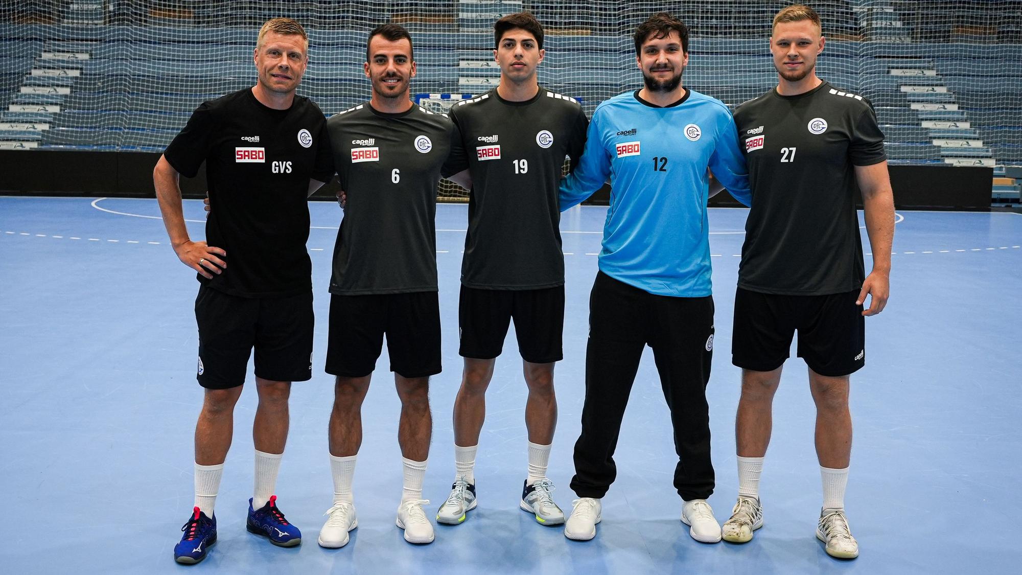 Beim Trainingsauftakt des VfL Gummersbach: VfL-Trainer Gudjon Valur Sigurdsson mit den Neuzugängen Milos Vujovic, Giorgi Tskhovrebadze, Daniel Rebmann und Kristjan Horzen.