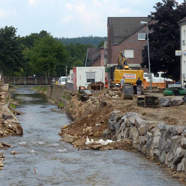 Zwei Bagger stehen links und rechts der Erft. Die Erftmauern in Arloff fehlen komplett.