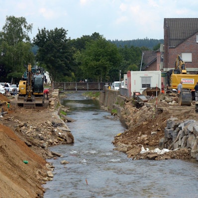 Zwei Bagger stehen links und rechts der Erft. Die Erftmauern in Arloff fehlen komplett.