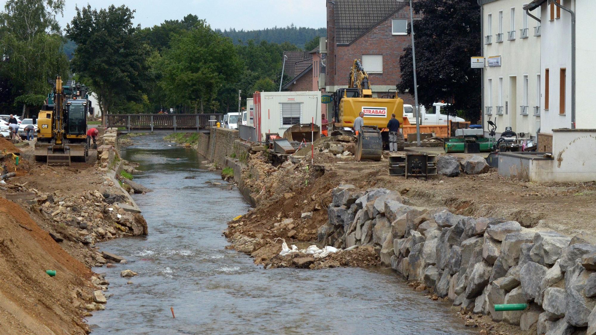 Zwei Bagger stehen links und rechts der Erft. Die Erftmauern in Arloff fehlen komplett.