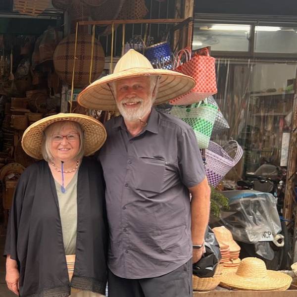 Ulrike und Udo Adolphs aus Benroth haben den Inselstaat Taiwan bereist und unterwegs manches Souvenir entdeckt - so auch diese traditionellen Hüte.
