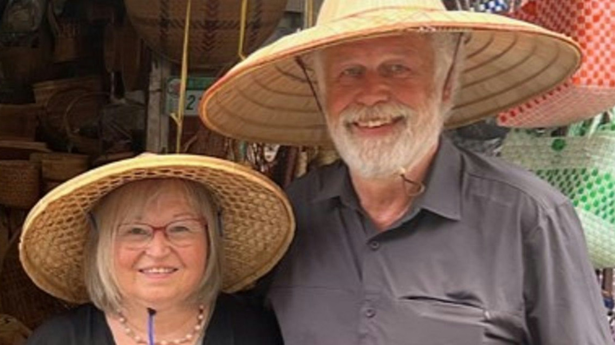 Ulrike und Udo Adolphs aus Benroth haben den Inselstaat Taiwan bereist und unterwegs manches Souvenir entdeckt - so auch diese traditionellen Hüte.