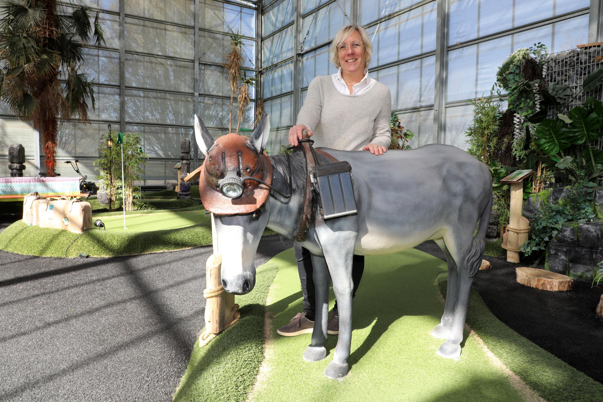 Golfplatzbetreiberin Sabina Henrich mit Grubenesel Pablo