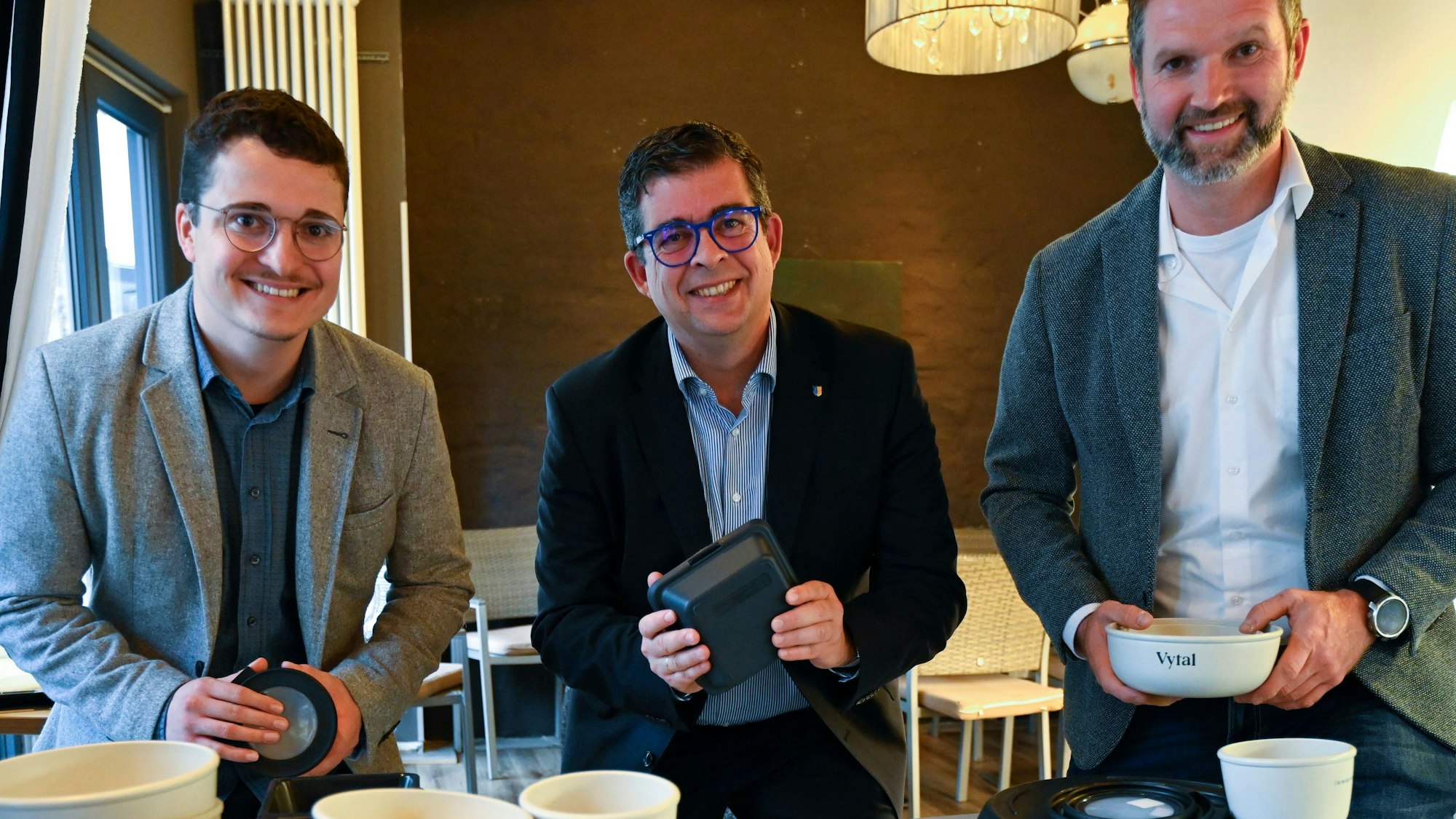 In einem Gummersbacher Restaurant stellten die Stadt Gummersbach und der Kölner Mehrweg-Dienstleister ihre Kooperation vor. Jetzt möchte Bürgermeister Frank Helmenstein (M.) eine Steuer für Einwegverpackungen und Wegwerf-Besteck einführen.