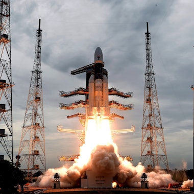 Dieses Foto, das von der Indian Space Research Organization (ISRO) veröffentlicht wurde, zeigt, wie eine Trägerrakete vom Typ GSLV Mark-III mit der unbemannten Sonde „Chandrayaan-2“ startet.