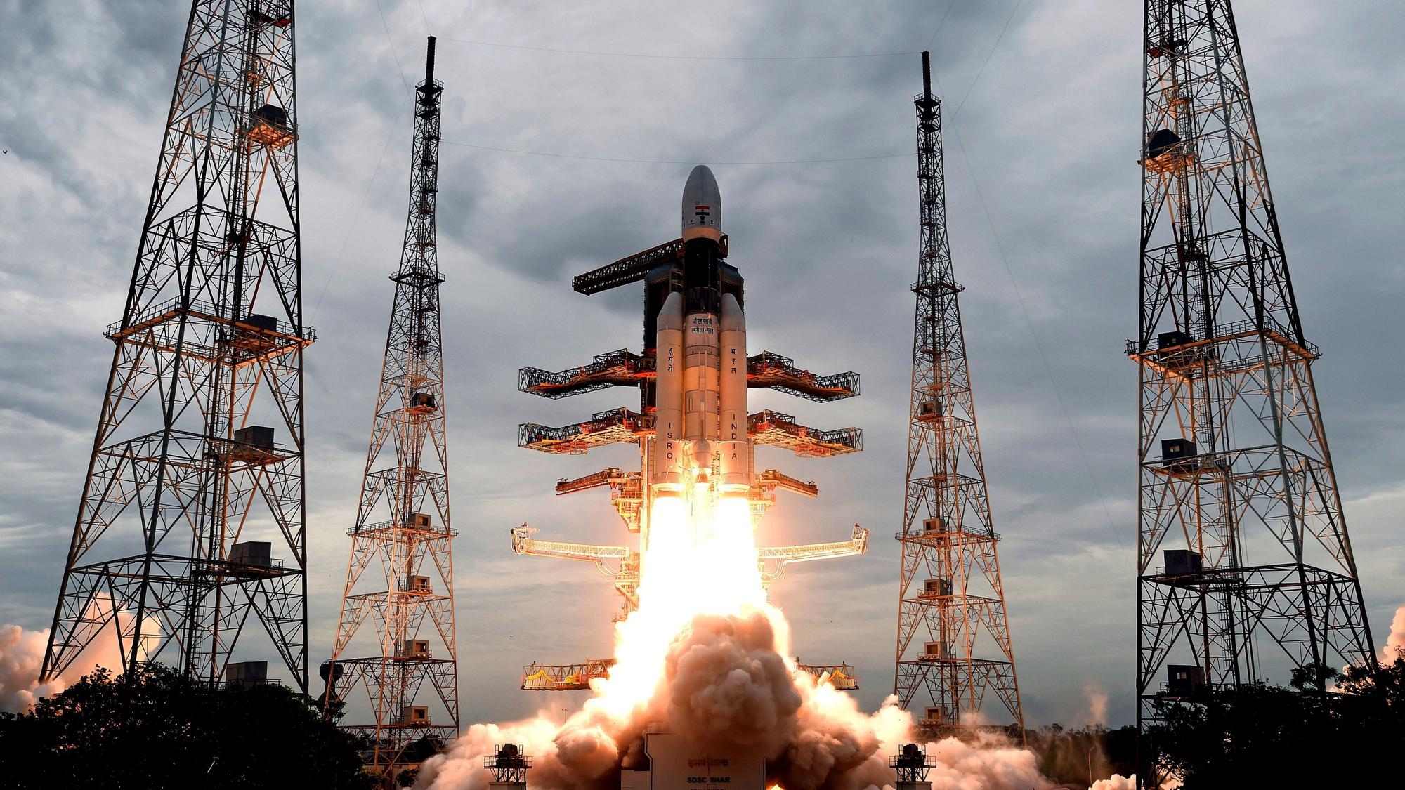 Dieses Foto, das von der Indian Space Research Organization (ISRO) veröffentlicht wurde, zeigt, wie eine Trägerrakete vom Typ GSLV Mark-III mit der unbemannten Sonde „Chandrayaan-2“ startet.