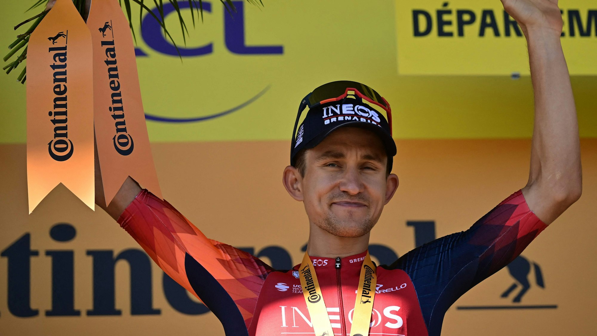 Michal Kwiatkowski hät seine Hände hoch.