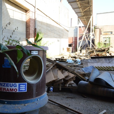 Das Bild zeigt das verlassene Gelände, wo einst Tonröhren produziert wurden.