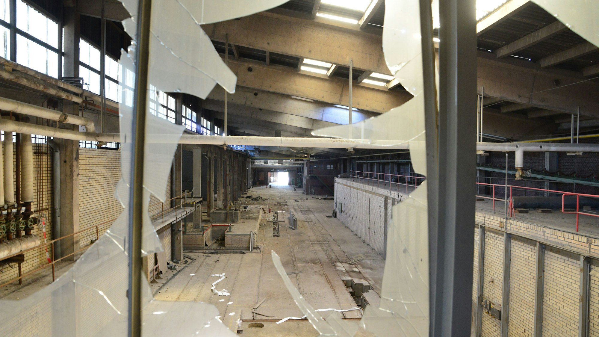 Da Bild zeigt eine verlassene Produktionshalle.