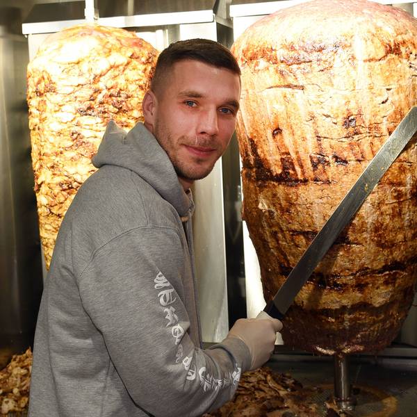 Podolski bei der Eröffnung seines Ladens am Chlodwigplatz in Köln.