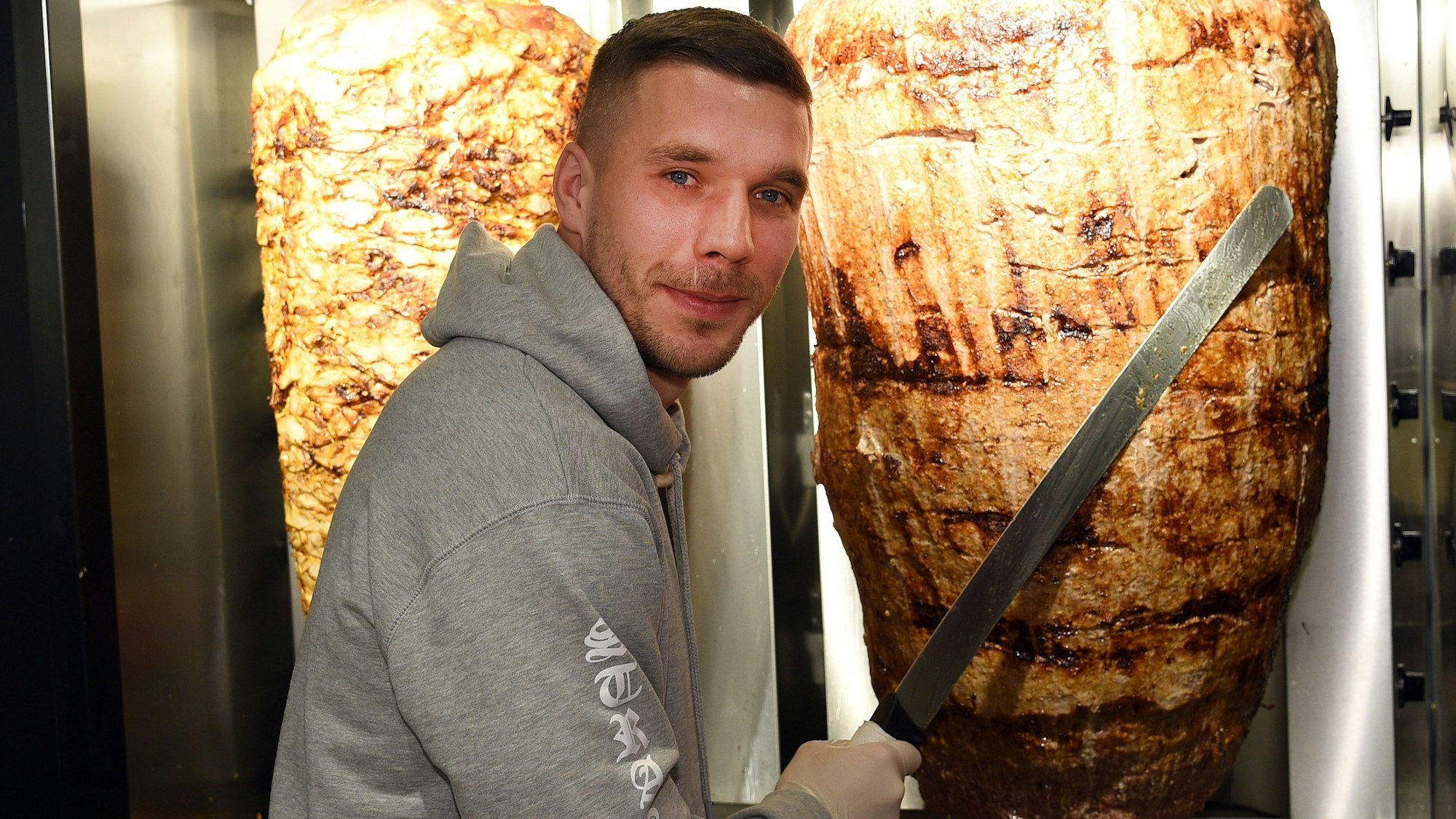 Podolski bei der Eröffnung seines Ladens am Chlodwigplatz in Köln.