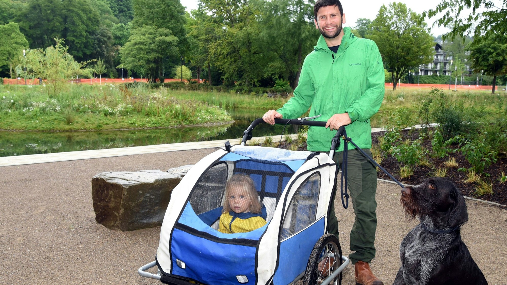 Auch der Regen kann am Samstagmittag Conradin von Detten, seine Tochter Ava und Hund Merlin nicht von einem Streifzug durch den neugestalteten Wiehlpark in Wiehl abhalten.