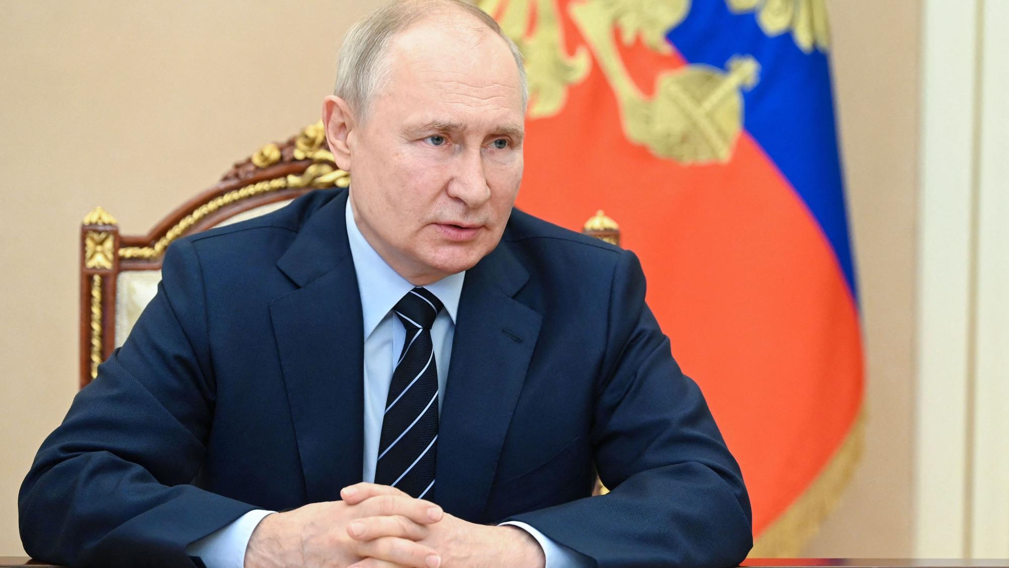 Der russische Präsident Wladimir Putin bei einer Rede im Moskauer Kreml. Putin sitzt vor einer russischen Flagge.