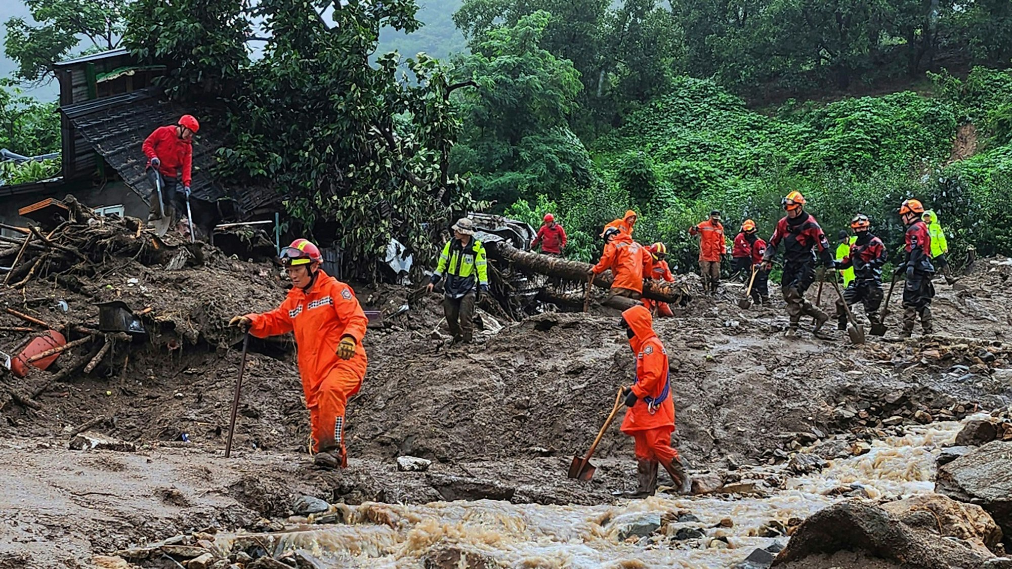 Rettungskräfte suchen nach Personen in Häusern, Südkorea.